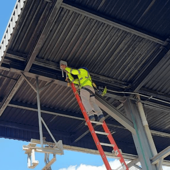 Instalación de cableado y antenas de wifi